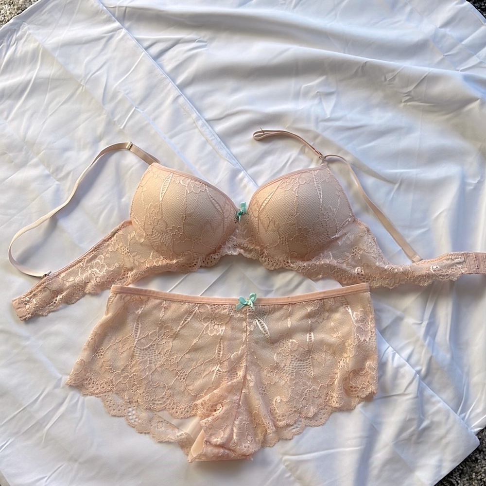BRA & PANTIE Set 36C push-up pads/convertible straps/ lined pantie